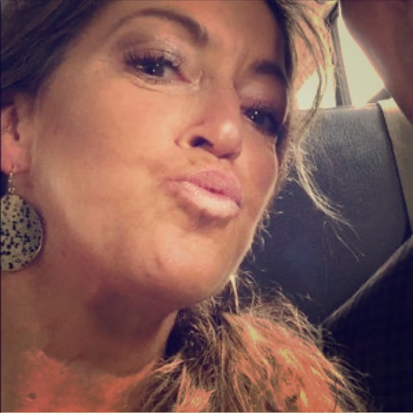 Sandra @slambassador BEAUTIFUL Closet & Seller🌺 - Picture 1 of 8